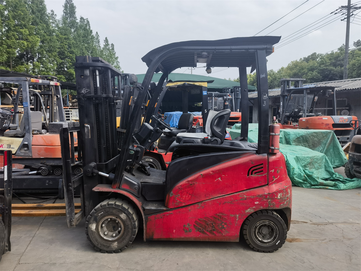 新到(dào)二手叉車(chē)