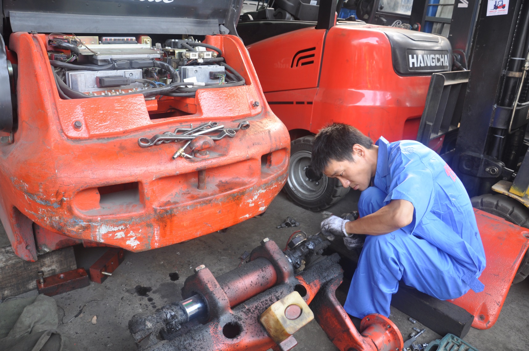 維修林(lín)德電(diàn)動叉車(chē)轉向機(jī)構